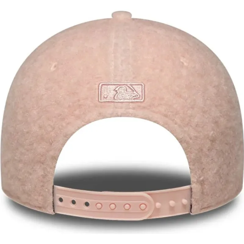 gorra-curva-rosa-snapback-para-mujer-con-logo-rosa-9forty-m-crown-winter-borg-de-new-york-yankees-mlb-de-new-era