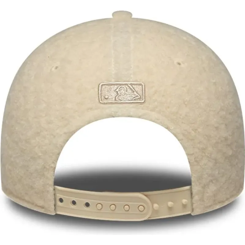 gorra-curva-beige-snapback-para-mujer-con-logo-beige-9forty-m-crown-winter-borg-de-los-angeles-dodgers-mlb-de-new-era gorra-curva-beige-snapback-para-mujer-con-logo-beige-9forty-m-crown-winter-borg-de-los-angeles-dodgers-mlb-de-new-era