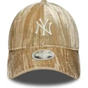 gorra-curva-beige-ajustable-para-mujer-con-logo-beige-9twenty-velour-de-new-york-yankees-mlb-de-new-era