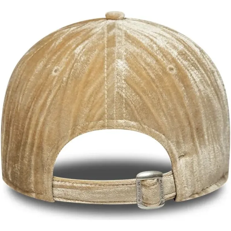 gorra-curva-beige-ajustable-para-mujer-con-logo-beige-9twenty-velour-de-new-york-yankees-mlb-de-new-era gorra-curva-beige-ajustable-para-mujer-con-logo-beige-9twenty-velour-de-new-york-yankees-mlb-de-new-era