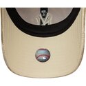 gorra-curva-beige-ajustable-para-mujer-con-logo-beige-9twenty-velour-de-new-york-yankees-mlb-de-new-era