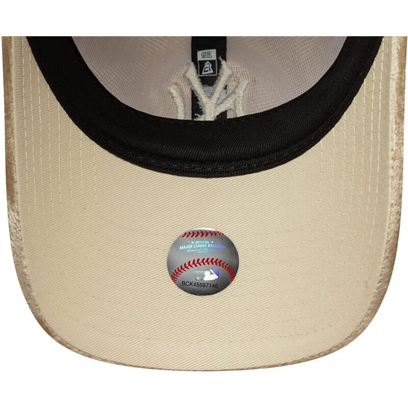 gorra-curva-beige-ajustable-para-mujer-con-logo-beige-9twenty-velour-de-new-york-yankees-mlb-de-new-era gorra-curva-beige-ajustable-para-mujer-con-logo-beige-9twenty-velour-de-new-york-yankees-mlb-de-new-era