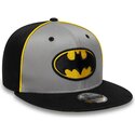gorra-plana-gris-y-negra-snapback-para-nino-9fifty-piping-de-batman-dc-comics-de-new-era