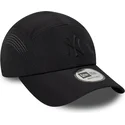gorra-trucker-negra-con-logo-negro-runner-tech-midi-de-new-york-yankees-mlb-de-new-era