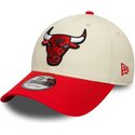 gorra-curva-beige-y-roja-ajustable-9forty-colour-block-de-chicago-bulls-nba-de-new-era