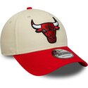 gorra-curva-beige-y-roja-ajustable-9forty-colour-block-de-chicago-bulls-nba-de-new-era
