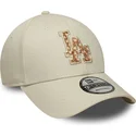 gorra-curva-beige-ajustable-con-logo-marron-9forty-faux-pony-infill-de-los-angeles-dodgers-mlb-de-new-era