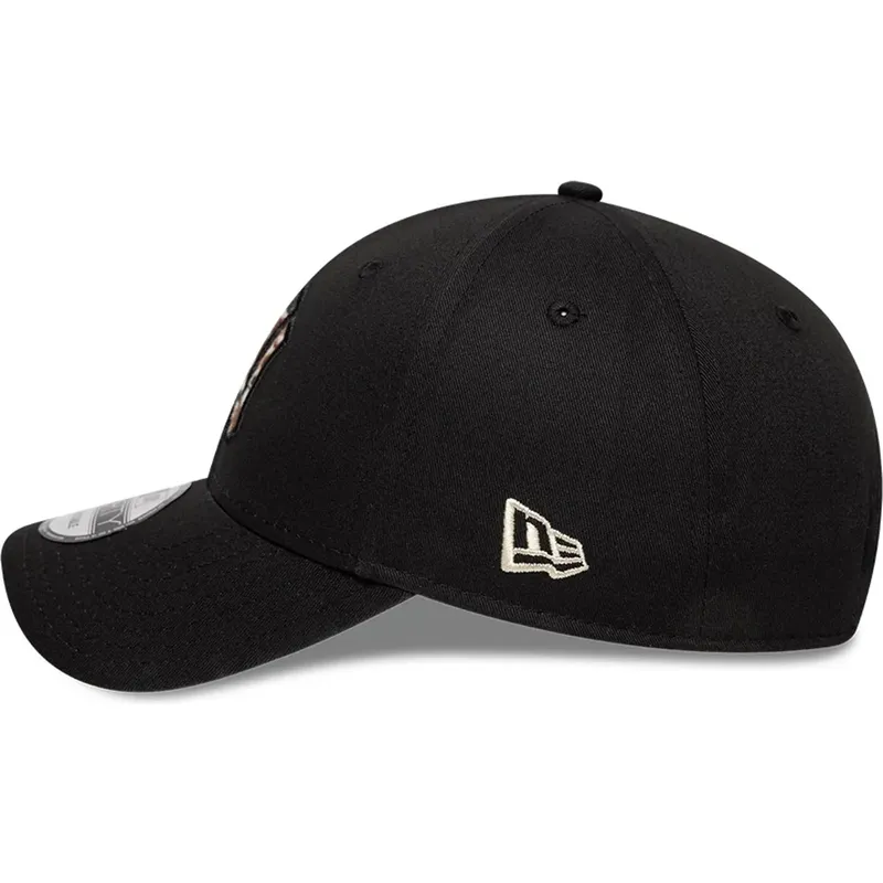 gorra-curva-negra-ajustable-con-logo-marron-9forty-faux-pony-infill-de-new-york-yankees-mlb-de-new-era gorra-curva-negra-ajustable-con-logo-marron-9forty-faux-pony-infill-de-new-york-yankees-mlb-de-new-era