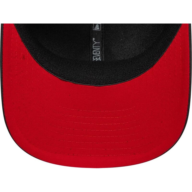 gorra-curva-negra-snapback-con-logo-rojo-9seventy-stretch-snap-fw-poly-de-ac-milan-serie-a-de-new-era