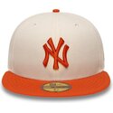 gorra-plana-beige-y-naranja-ajustada-con-logo-naranja-59fifty-league-essential-de-new-york-yankees-mlb-de-new-era