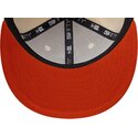 gorra-plana-beige-y-naranja-ajustada-con-logo-naranja-59fifty-league-essential-de-new-york-yankees-mlb-de-new-era