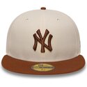 gorra-plana-marron-y-beige-ajustada-con-logo-marron-59fifty-league-essential-de-new-york-yankees-mlb-de-new-era