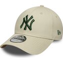 gorra-curva-beige-ajustable-con-logo-verde-oscuro-9forty-league-essential-de-new-york-yankees-mlb-de-new-era