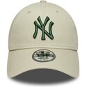 gorra-curva-beige-ajustable-con-logo-verde-oscuro-9forty-league-essential-de-new-york-yankees-mlb-de-new-era