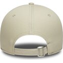 gorra-curva-beige-ajustable-con-logo-verde-oscuro-9forty-league-essential-de-new-york-yankees-mlb-de-new-era