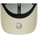 gorra-curva-beige-ajustable-con-logo-verde-oscuro-9forty-league-essential-de-new-york-yankees-mlb-de-new-era