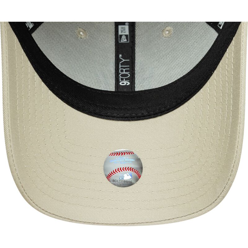 gorra-curva-beige-ajustable-con-logo-verde-oscuro-9forty-league-essential-de-new-york-yankees-mlb-de-new-era