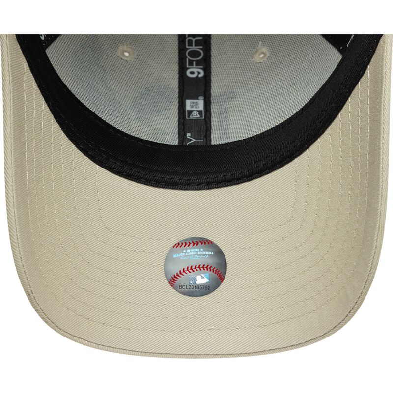 gorra-curva-beige-ajustable-con-logo-negro-9forty-outdoor-icon-de-los-angeles-dodgers-mlb-de-new-era