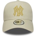 gorra-curva-beige-snapback-con-logo-dorado-e-frame-metallic-outline-de-new-york-yankees-mlb-de-new-era