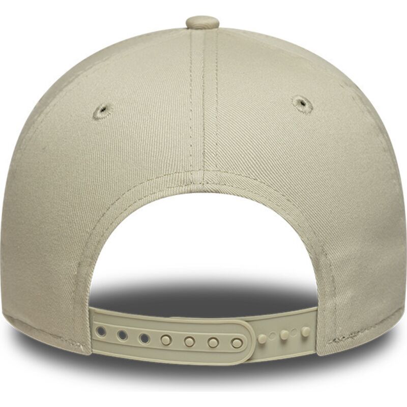 gorra-curva-beige-snapback-con-logo-dorado-e-frame-metallic-outline-de-new-york-yankees-mlb-de-new-era gorra-curva-beige-snapback-con-logo-dorado-e-frame-metallic-outline-de-new-york-yankees-mlb-de-new-era