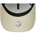 gorra-curva-beige-snapback-con-logo-dorado-e-frame-metallic-outline-de-new-york-yankees-mlb-de-new-era