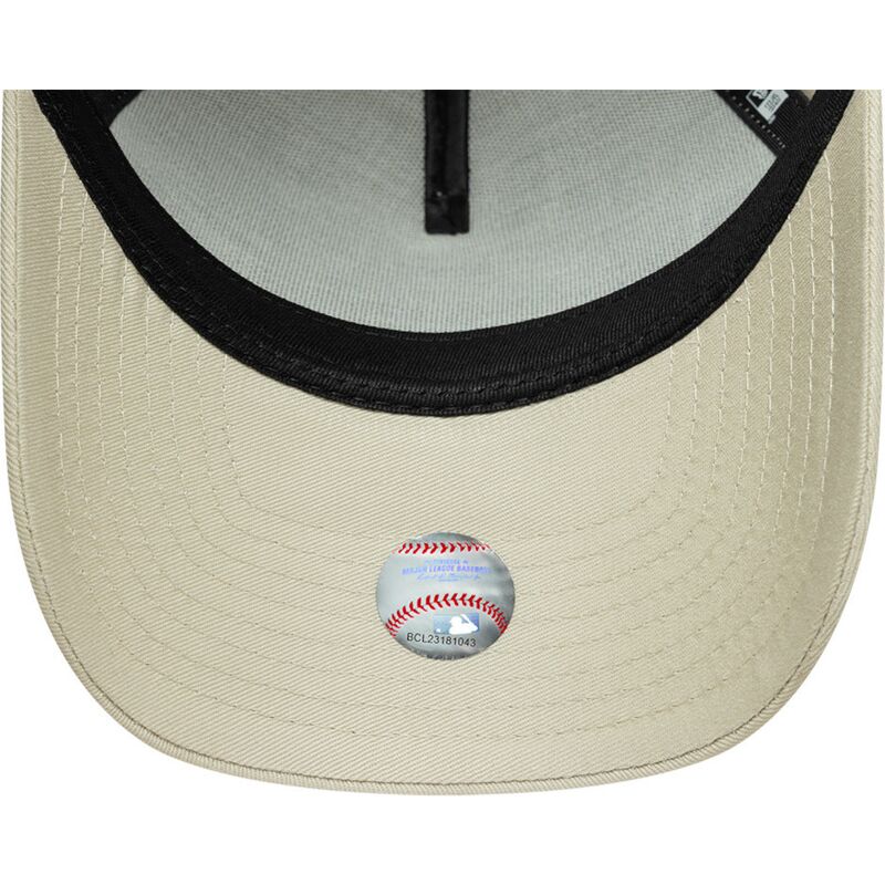 gorra-curva-beige-snapback-con-logo-dorado-e-frame-metallic-outline-de-new-york-yankees-mlb-de-new-era gorra-curva-beige-snapback-con-logo-dorado-e-frame-metallic-outline-de-new-york-yankees-mlb-de-new-era