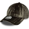 gorra-curva-verde-ajustable-para-mujer-con-logo-verde-9twenty-velour-de-new-york-yankees-mlb-de-new-era