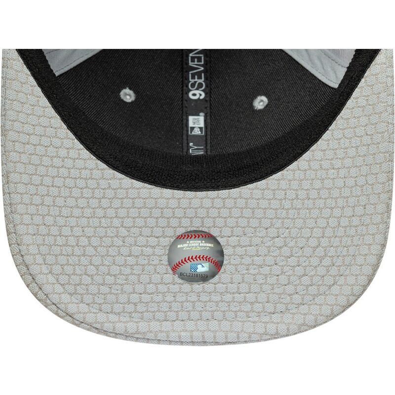 gorra-curva-gris-snapback-con-logo-gris-9seventy-stretch-snap-mesh-flawless-de-new-york-yankees-mlb-de-new-era