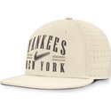gorra-plana-beige-ajustada-dri-fit-true-structured-aero-bill-de-new-york-yankees-mlb-de-nike