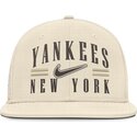 gorra-plana-beige-ajustada-dri-fit-true-structured-aero-bill-de-new-york-yankees-mlb-de-nike