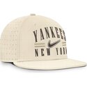 gorra-plana-beige-ajustada-dri-fit-true-structured-aero-bill-de-new-york-yankees-mlb-de-nike