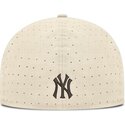 gorra-plana-beige-ajustada-dri-fit-true-structured-aero-bill-de-new-york-yankees-mlb-de-nike