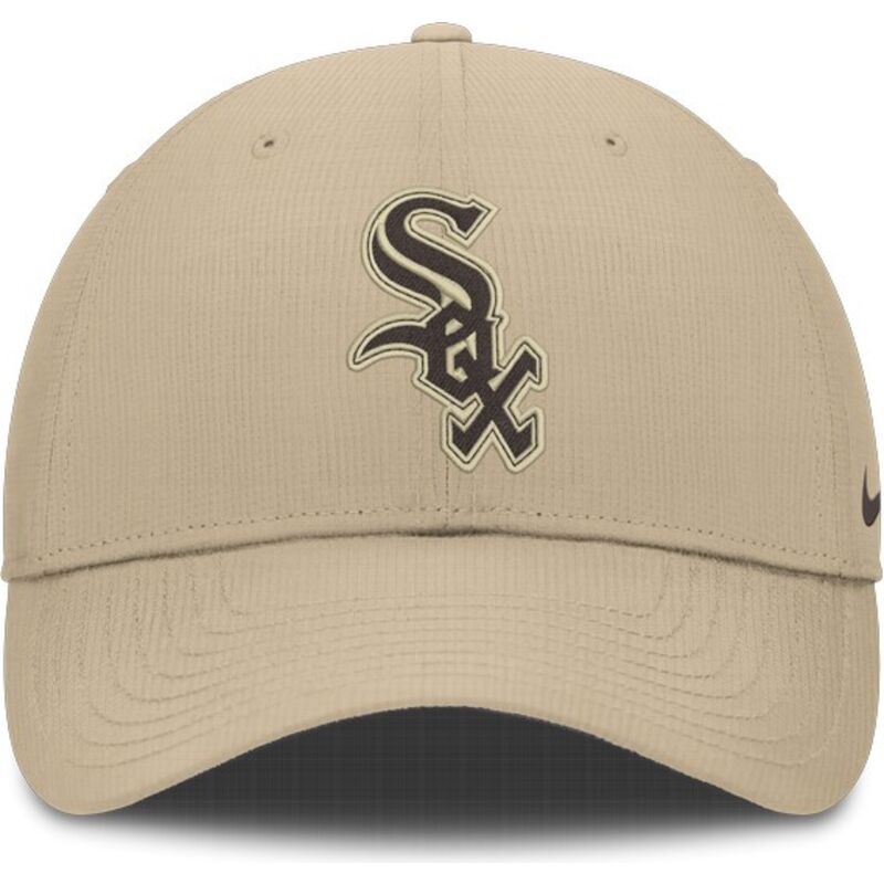 gorra-curva-beige-ajustable-con-logo-marron-club-structured-uv-poly-ripstop-de-chicago-white-sox-mlb-de-nike gorra-curva-beige-ajustable-con-logo-marron-club-structured-uv-poly-ripstop-de-chicago-white-sox-mlb-de-nike
