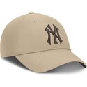gorra-curva-beige-ajustable-con-logo-marron-club-structured-uv-poly-ripstop-de-new-york-yankees-mlb-de-nike