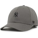 gorra-curva-gris-ajustable-con-logo-negro-mvp-base-runner-legend-de-new-york-yankees-mlb-de-47-brand
