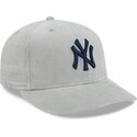 gorra-curva-gris-ajustada-con-logo-azul-marino-59fifty-cord-de-new-york-yankees-mlb-de-new-era