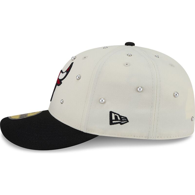 gorra-curva-beige-y-negra-ajustada-59fifty-beads-na-lifestyle-f1-de-chicago-bulls-nba-de-new-era