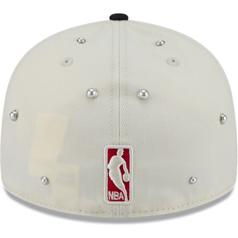 gorra-curva-beige-y-negra-ajustada-59fifty-beads-na-lifestyle-f1-de-chicago-bulls-nba-de-new-era