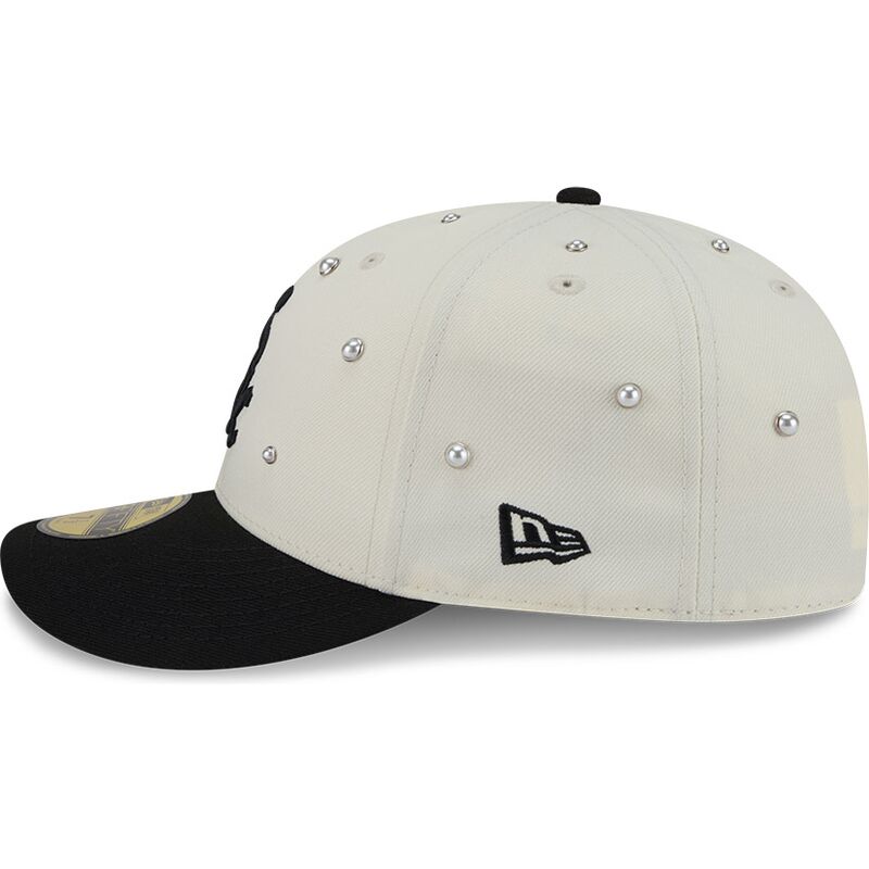 gorra-curva-beige-y-negra-ajustada-59fifty-beads-na-lifestyle-f1-de-chicago-white-sox-mlb-de-new-era
