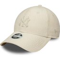 gorra-curva-beige-ajustable-para-mujer-con-logo-beige-9forty-cord-de-new-york-yankees-mlb-de-new-era