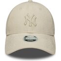 gorra-curva-beige-ajustable-para-mujer-con-logo-beige-9forty-cord-de-new-york-yankees-mlb-de-new-era