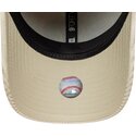 gorra-curva-beige-ajustable-para-mujer-con-logo-beige-9forty-cord-de-new-york-yankees-mlb-de-new-era