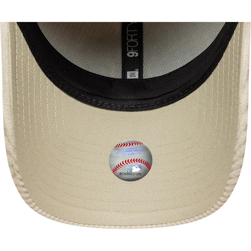 gorra-curva-beige-ajustable-para-mujer-con-logo-beige-9forty-cord-de-new-york-yankees-mlb-de-new-era