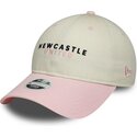 gorra-curva-beige-y-rosa-ajustable-para-mujer-9twenty-de-newcastle-united-football-club-premier-league-de-new-era