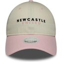 gorra-curva-beige-y-rosa-ajustable-para-mujer-9twenty-de-newcastle-united-football-club-premier-league-de-new-era