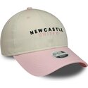 gorra-curva-beige-y-rosa-ajustable-para-mujer-9twenty-de-newcastle-united-football-club-premier-league-de-new-era