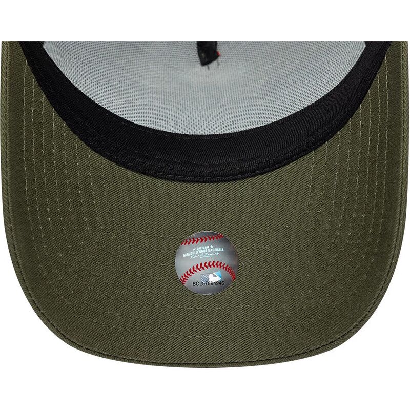 gorra-trucker-verde-y-negra-con-logo-negro-a-frame-league-essential-de-new-york-yankees-mlb-de-new-era