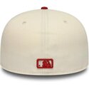 gorra-plana-beige-y-roja-ajustada-con-logo-rojo-59fifty-league-essential-de-new-york-yankees-mlb-de-new-era