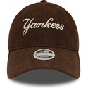 gorra-curva-marron-ajustable-para-mujer-9twenty-cord-script-de-new-york-yankees-mlb-de-new-era