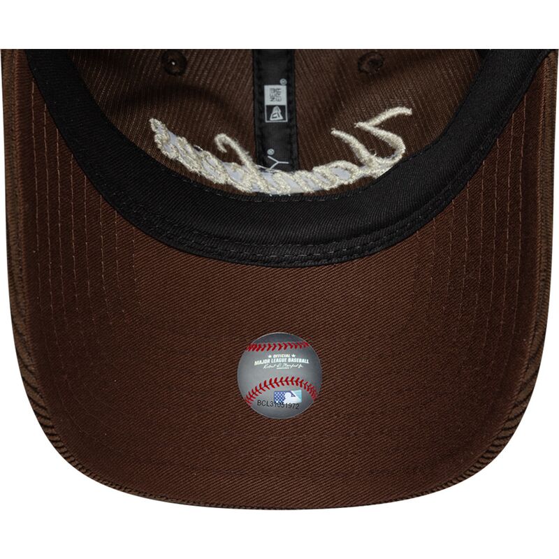 gorra-curva-marron-ajustable-para-mujer-9twenty-cord-script-de-new-york-yankees-mlb-de-new-era gorra-curva-marron-ajustable-para-mujer-9twenty-cord-script-de-new-york-yankees-mlb-de-new-era